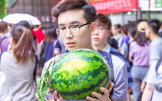 陝西大學為1.8萬名學生派5000個西瓜消暑