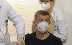 捷克總理成該國接種第一人 稱新冠疫苗帶來希望