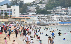【长假第二天】长洲沙滩大批游客嬉水 有市民称不担心受感染