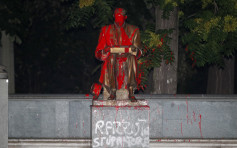 意大利著名記者雕像被潑紅漆 米蘭市長拒絕移走