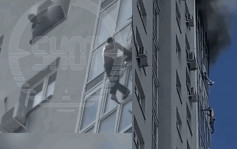 惊悚一刻｜俄罗斯高楼大火 男子爬墙逃生当众摔死 另1人悬窗待救检回一命