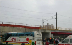 宁波旅行团旅游巴高雄撞桥墩21人伤