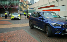 交警放蛇打击白牌车 向3司机发交通传票