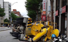 台北水泥车翻侧压向15电单车 卸货司机瞬间跳开避过一劫