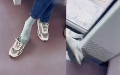 男子地铁脱鞋惹人厌  乘客一个动作获网民大赞：「有国足水平」