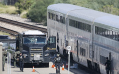 美国男子火车遇缉毒搜查突开枪 酿2死3伤