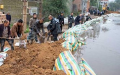 山西连续暴雨汾河堤坝出现近20米决口 当地正进行抢险