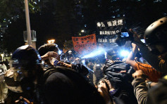 记协批警员示威现场阻挠记者 喷胡椒成常态