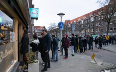 红灯区因疫情将关闭 荷兰民众排队抢大麻
