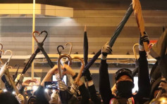 【修例風波】太古廣場黑衣人傘柄做心形圖案 高呼「愛比暴力強」