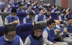 500学生包场看《长津湖》 含泪吃冻薯体验幸福来之不易