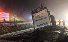 美国弗吉尼亚州旅游巴撞货柜车 至少24人伤