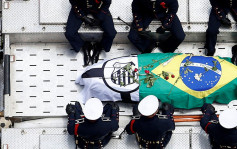 巴西球王比利葬垂直公墓 23万人排队瞻仰灵柩道别