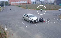 电单车与私家车相撞 铁骑士被撞飞3米高堕地
