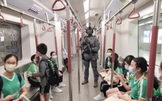 小朋友手持盾牌警棍興奮拍照 警員模擬列車上向學生講解