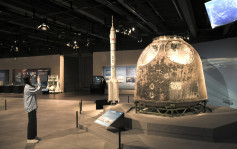 科学馆历史博物馆齐展出载人航天成果 运载火箭返回舱瞩目