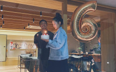 余文乐隔离期度39岁生日 老婆隔住玻璃捧蛋糕庆祝 