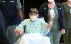 104岁二战老兵战胜新冠肺炎 生日当天出院