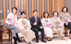 李家超趁三八妇女节 向司局长团队女性官员送花送祝福｜Kelly Online