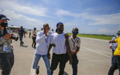 海地非法移民遭遣返 机场现撕拉场面美移民部职员受伤