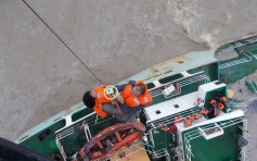 張建宗讚揚公務員救援人員 盡責應對風暴守護香港　　