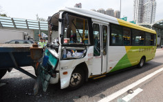 屯门公路3车相撞 复康小巴司机一度被困