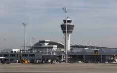 环保人士闯德国慕尼克机场跑场 航空交通受阻2小时 8人被捕