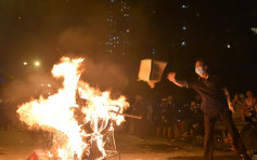 【七区集会】大埔示威者焚烧纸皮杂物 警斥严重危害在场人士安全