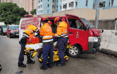 消防處客貨車九龍灣落斜期間撞壆 一消防員不適送院