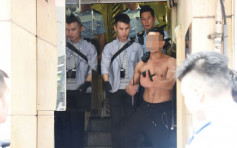 半裸南亞漢銅鑼灣危站窗邊情緒激動　被多名警員按地制服
