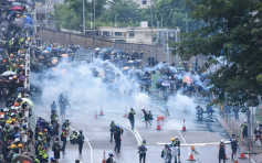【逃犯條例】 示威者立法會外聚集 警多次施放催淚煙