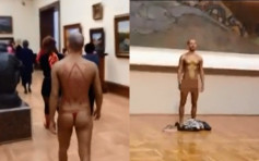 【行为艺术】莫斯科艺术馆惊现裸男 仅穿T-back欣赏展品
