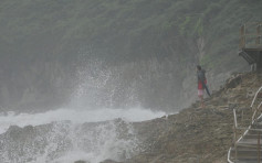 圆规袭港｜大浪湾惊涛骇浪 滑浪客近观未敢落水