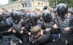 趁选举日抗议退休金改革 俄示威爆冲突逾800人被捕