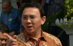印尼雅加达过万伊斯兰教徒集体祈祷　反对华裔省长锺万学连任