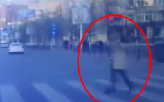 【車Cam直擊】遼寧女過路擺手向司機致謝 下一秒即被鄰車撞飛