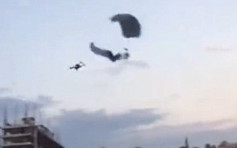 【有片】墨西哥两滑翔伞空中相撞 女游客堕地亡