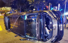 七人車大角嘴被撞翻側 涉案混能車不顧而去