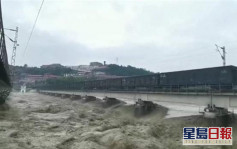 四川涪江8100噸火車移至涪江大橋 「重車壓梁」應對洪峰