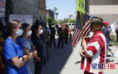 美國有醫護人員與要求取消居家令的示威者對峙