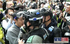 【修例风波】许智峯与在场警员口角 促警停止挑衅市民