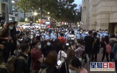 【大拘捕】警方傍晚驱赶西九龙法院外人群 要求传媒勿阻碍行动