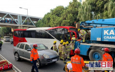 東涌三車相撞 旅遊巴司機被困等消防救援