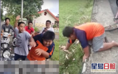 印尼12歲男孩賣咖哩角養家被8少年欺凌 獲省長贈獎學金