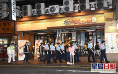 警方突擊巡查尖沙嘴酒吧食肆 防檢疫人士外出