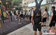 16男女涉於荃灣「犯聚」 遭警員發出告票 