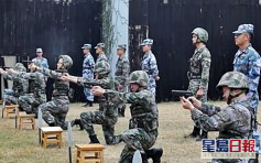 【有片】駐港解放軍新年開訓 全副武裝練射擊肉搏
