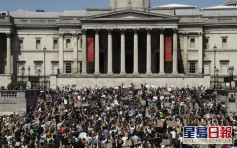 英国伦敦有民众声援美国示威者 抗议美警滥用暴力