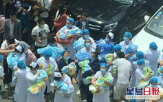 貴州4.5級地震赫章縣震感強烈 產科醫護一人抱一個帶嬰逃生