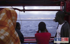 难民船意大利靠岸 422人中8人确诊新冠肺炎
